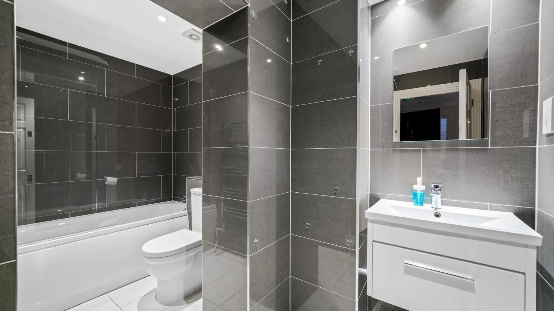 Canary Wharf - Spacious Apartments Near London Excel Exhibition Centre, O2 Arena, City Airport, Free Parking & Wifi